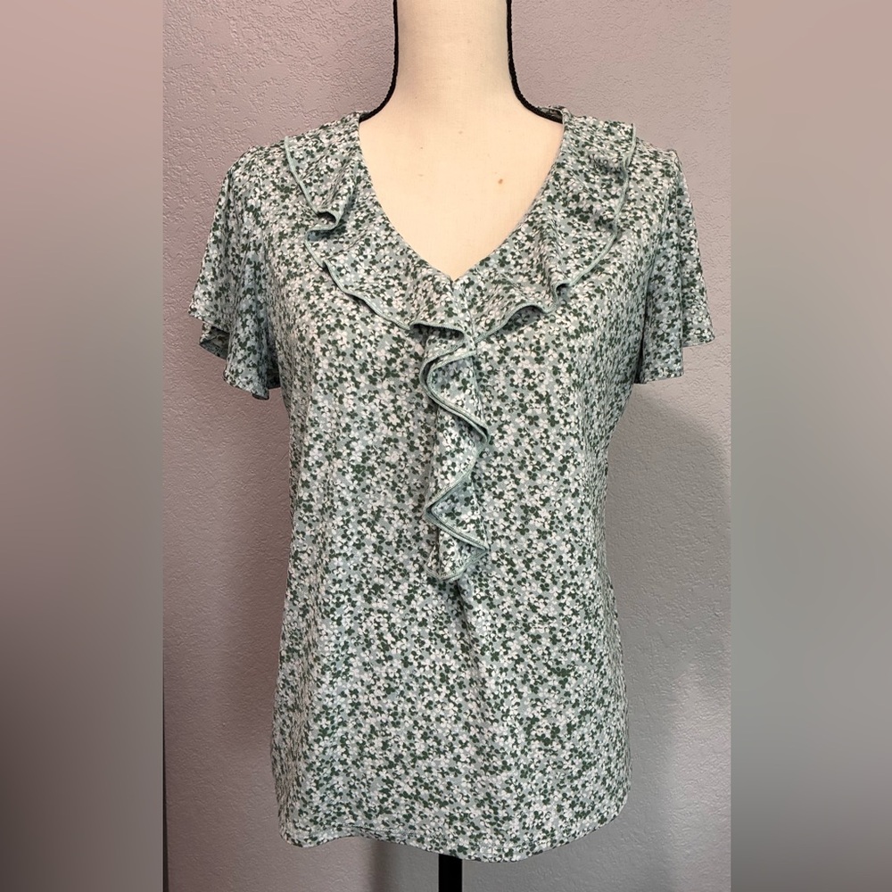 Adrianna Papell Ruffle front Shirt size Medium Floral